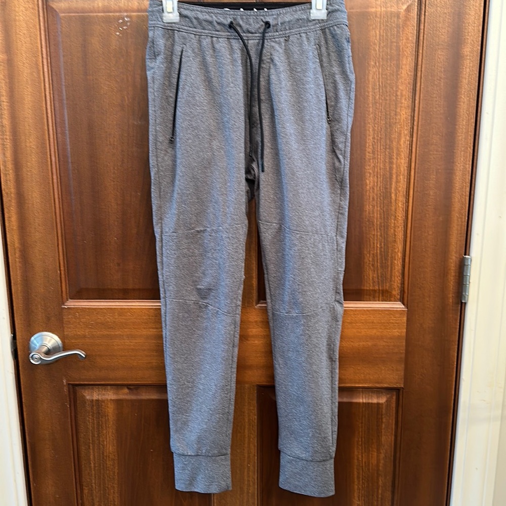 American Eagle XS men’s joggers like new condition. Smoke free home.